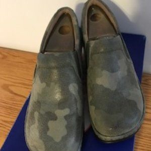 Klogs, women size 7, Olive Camo, New in box